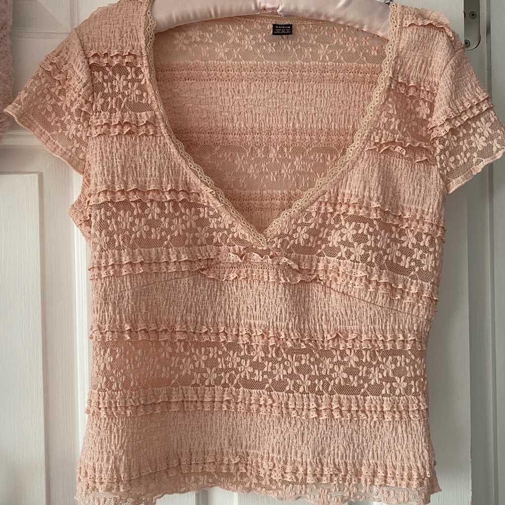 Beautiful lace, cap sleeve, peach, toned, neutral, top size medium, worn once.